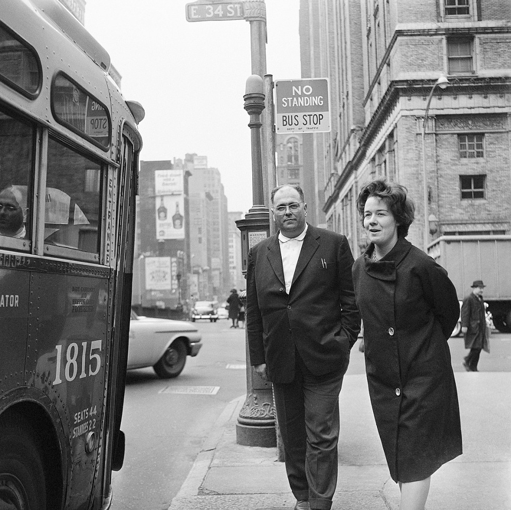 Danilo Dolci, chiamato «il Gandhi italiano», a Park Avenue il 28 febbraio 1961 con la sua assistente Victoria Bawtree di Oxford