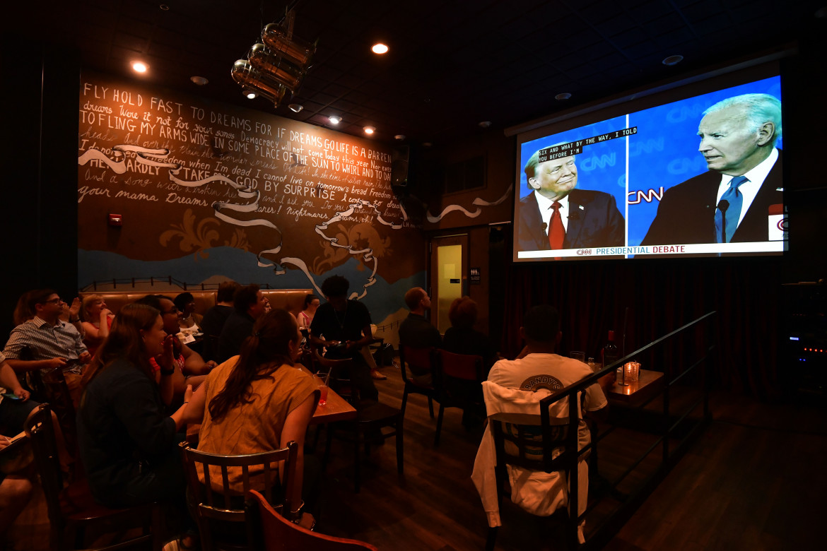 n un pub di Shirlington per seguire il dibattito tv tra Biden e Trump