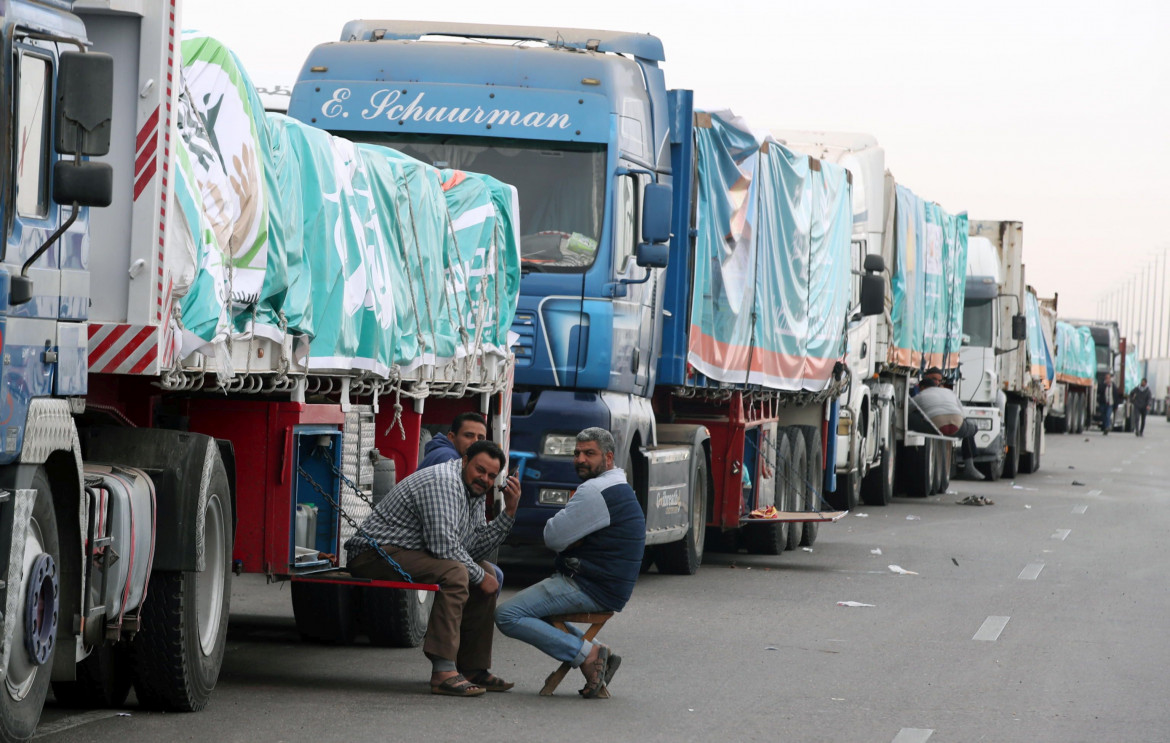 Gaza. I camion di aiuti umanitari, diretti al valico di Rafah, fermi in Egitto fotoI camion di aiuti umanitari, diretti al valico di Rafah, fermi in Egitto