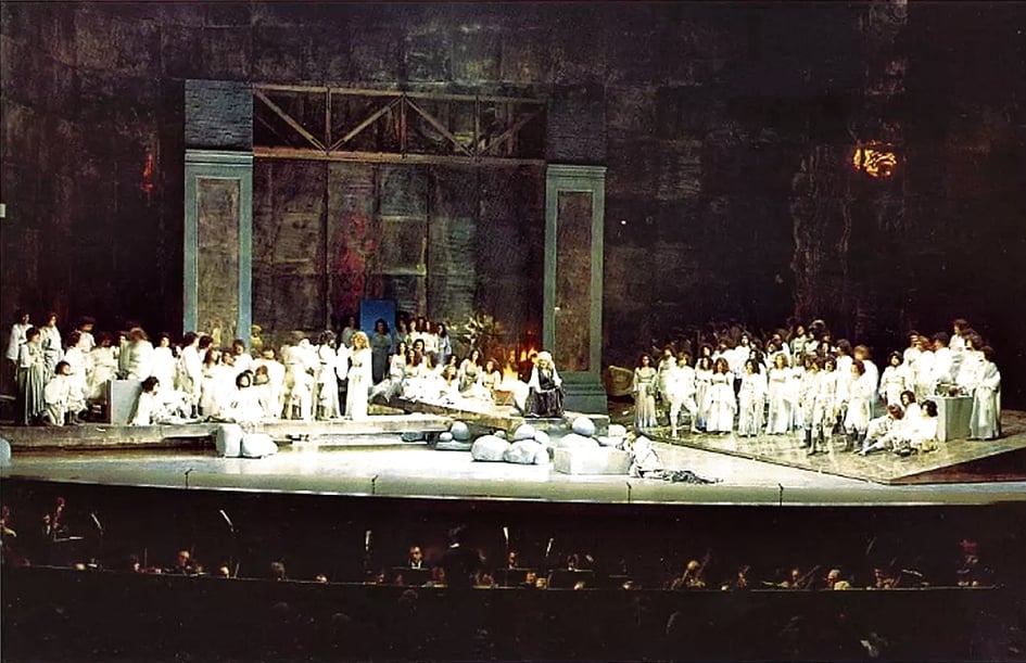 Scena del Trovatore di Verdi, regia Luca Ronconi, direzione Riccardo Muti, Maggio Musicale Fiorentino, 1977