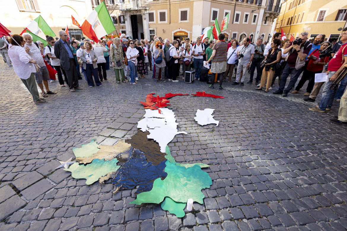 Manifestazione a Montecitorio contro la proposta di legge sull’autonomia differenziata foto Ansa