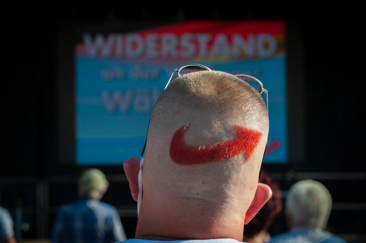 Un sostenitore dell'AfD (Alternativa für Deutschland)