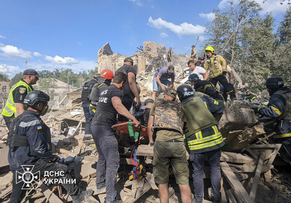 Alla ricerca di superstiti tra i detriti di un palazzo Kryvyi Rih distrutto da un missile russo