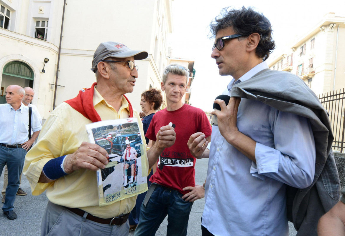 (da sinistra) Arnaldo Cestaro, Mark Covell, Lorenzo Guadagnucci all'esterno della scuola Diaz dove avvennero l'irruzione e il pestaggio durante il G8 di Genova la notte del 21 Luglio 2001, Genova, 22 luglio 2013. ANSA/ STRINGER