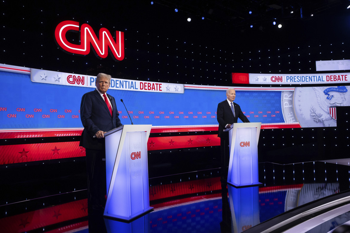 L'ex presidente Donald Trump e il presidente Joe Biden durante il dibattito ospitato dalla CNN nei suoi studi ad Atlanta, Georgia, il 27 giugno 2024 (Francis Chung/POLITICO tramite AP Images)