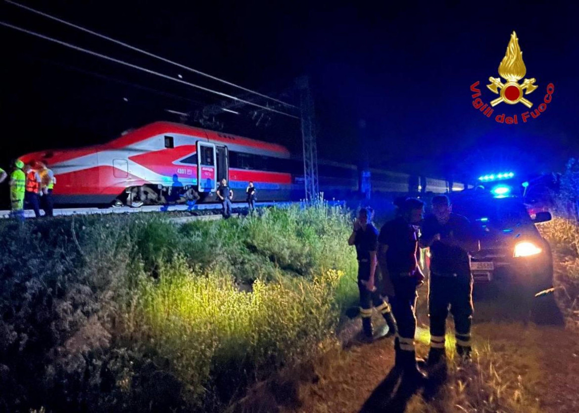 Il Frecciarossa bloccato per 5 ore a Brescia - ANSA/VIGILI DEL FUOCO