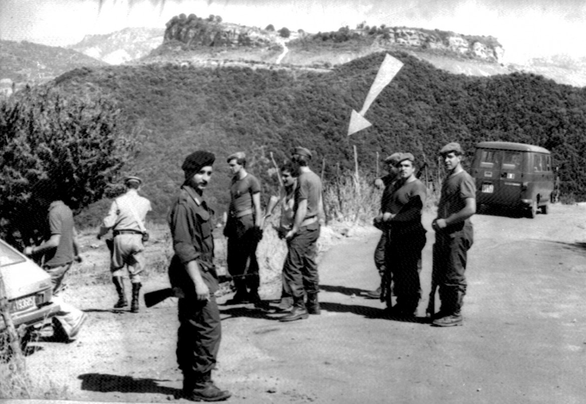 Militari presidiano nel luglio 1980 la zona in cui è caduto il Mig libico