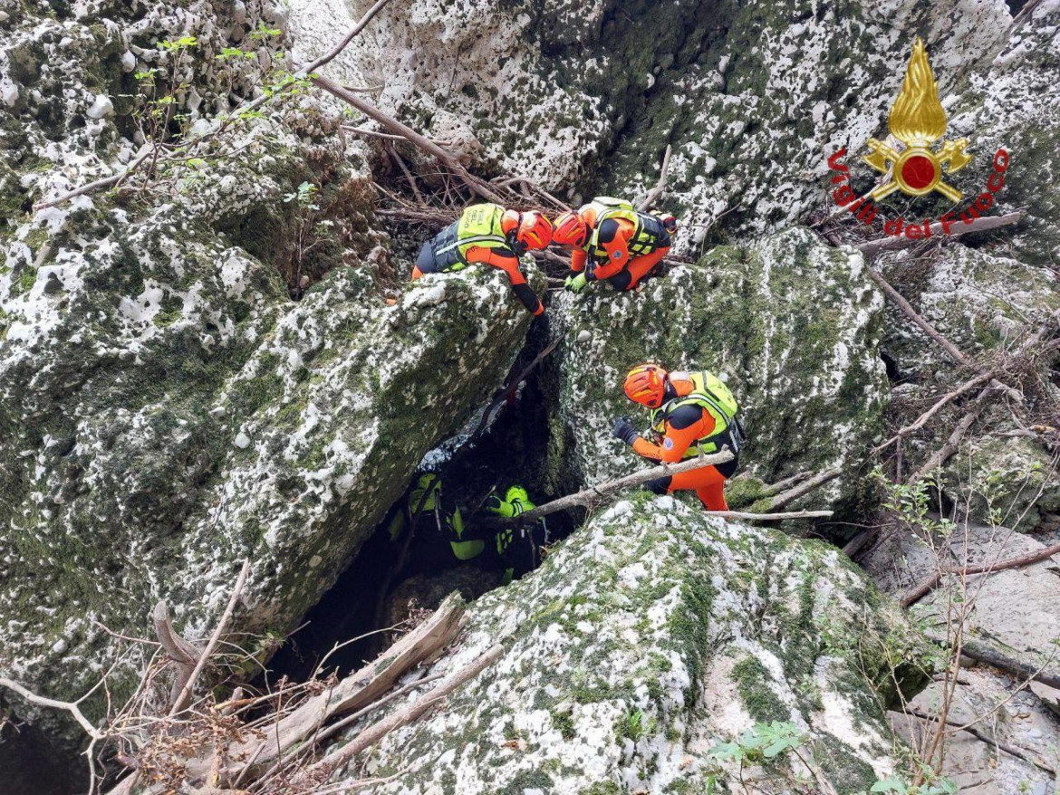 I vigili del fuoco alla ricerca dei ragazzi morti nel fiume Natisone foto Ansa