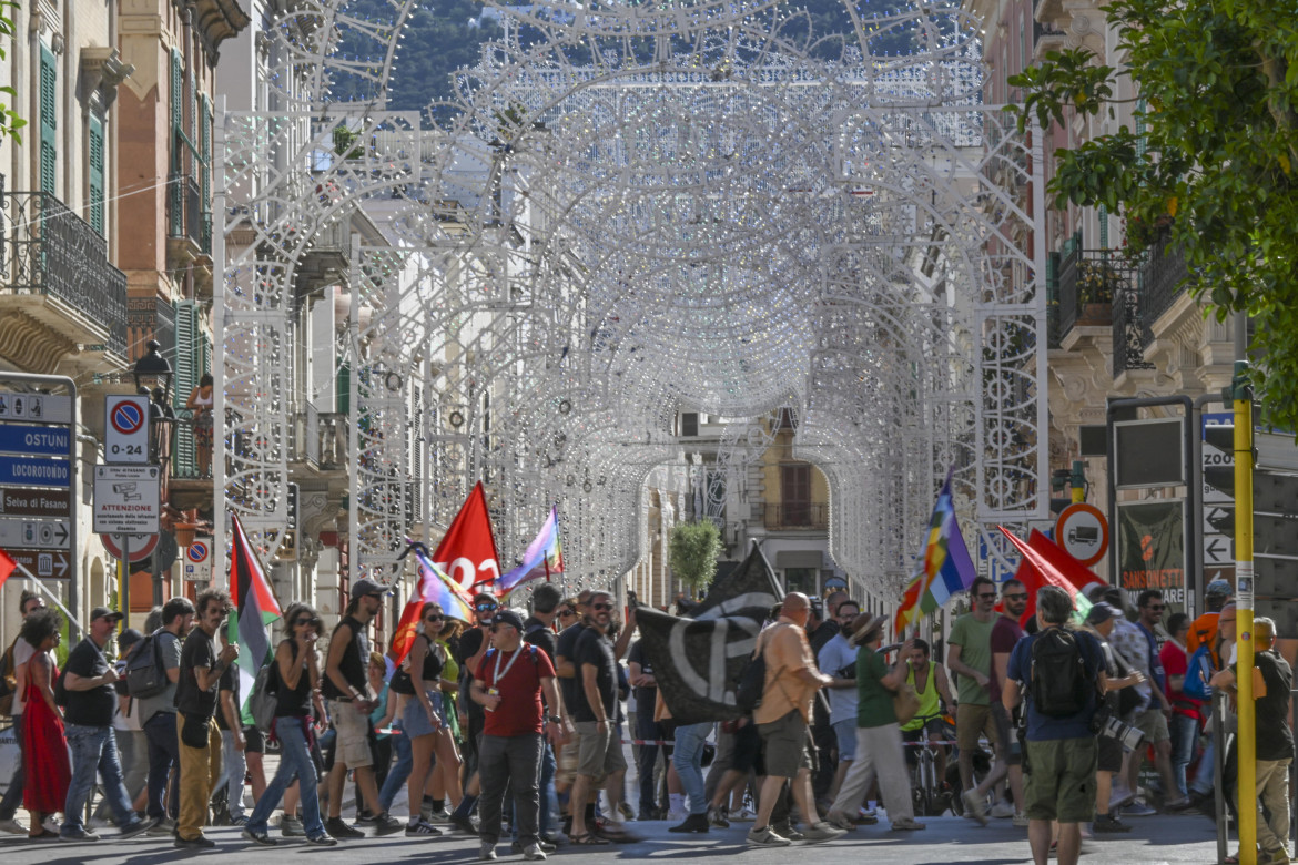 La manifestazione contro il G7 a Fasano