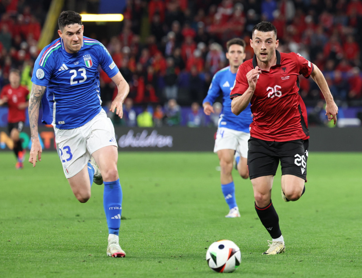 L'azzurro Alessandro Bastoni e Arber Hoxha dell'Albania durante la prima partita degli Europei 2024 in Germania