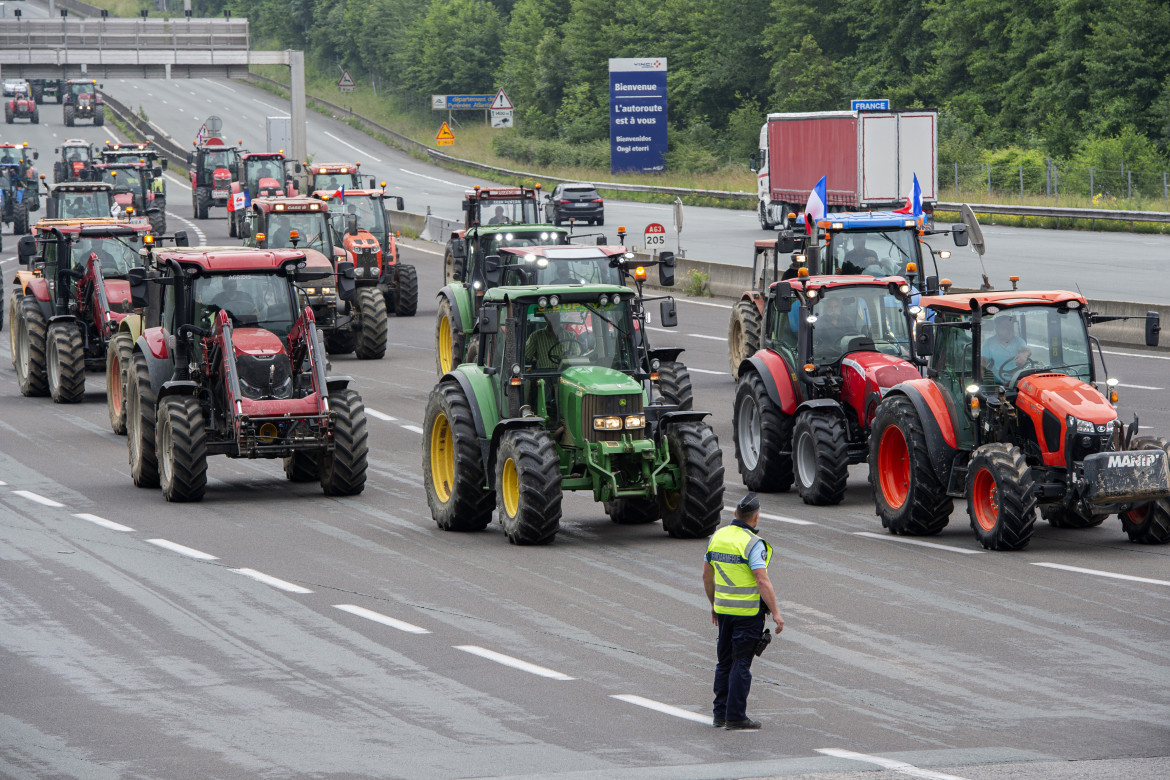 Gli agricoltori francesi verso il passo Biriatou, al confine franco-spagnolo