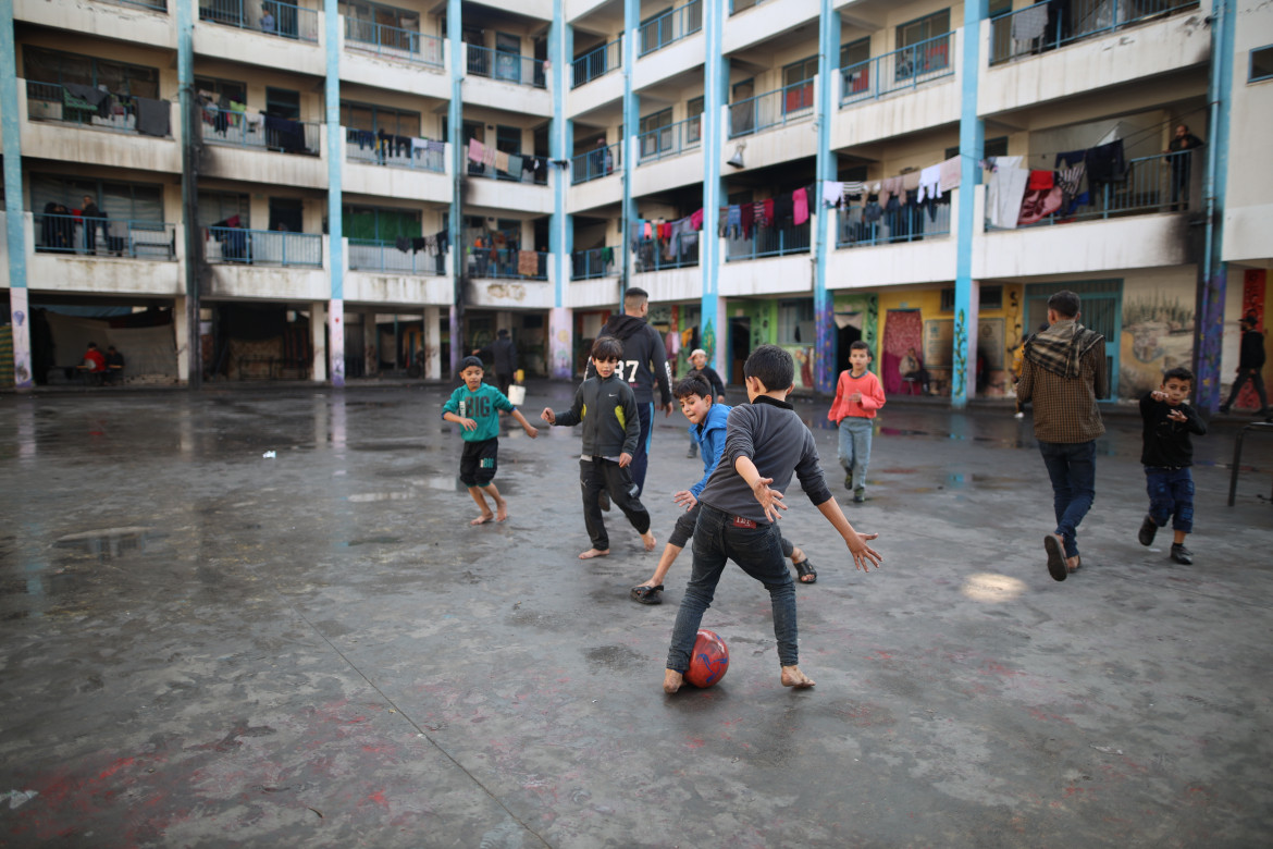 Bimbi che giocano a calcio a Gaza