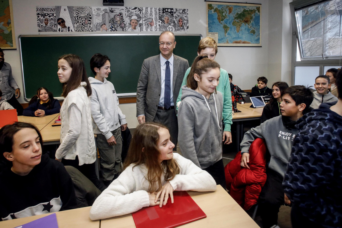 Il ministro Valditara in visita in una classe