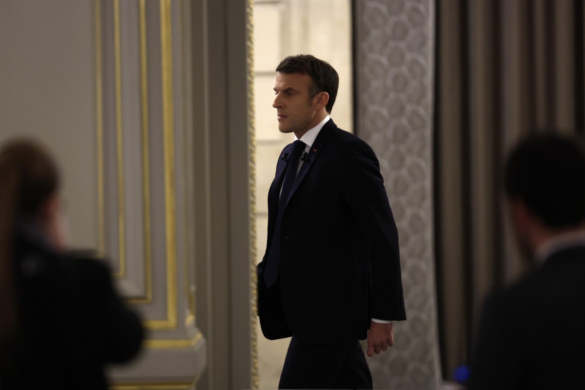 «Non ha vinto nessuno». Macron prende tempo e prova a fermare Nfp