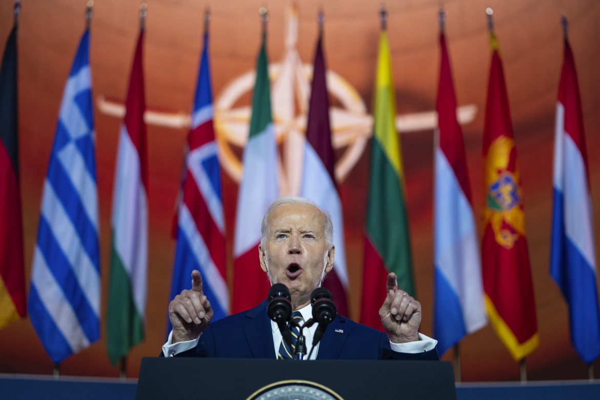 Il presidente statunitense Joe Biden sul podio del summit Nato a Washington