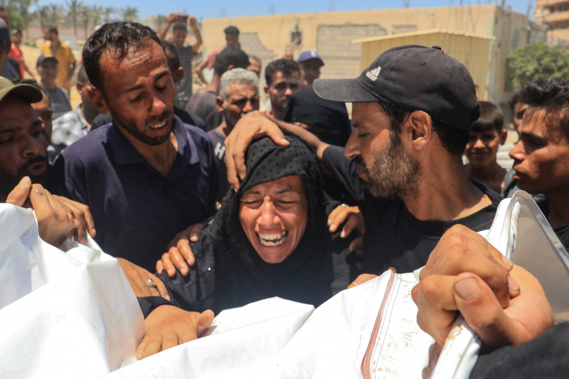 La disperazione di una donna alla morgue dell’ospedale Nasser di Khan Yunis dove sono state raccolte le vittime del bombardamento israeliano di ieri foto di Eyad Baba/Getty