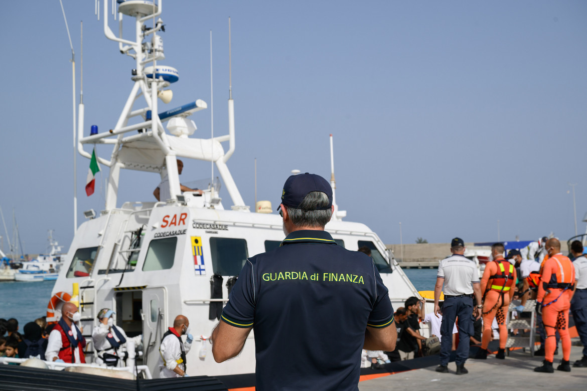 Roccella Ionica, lo sbarco dei migranti foto di Valeria Ferraro/Zuma Press