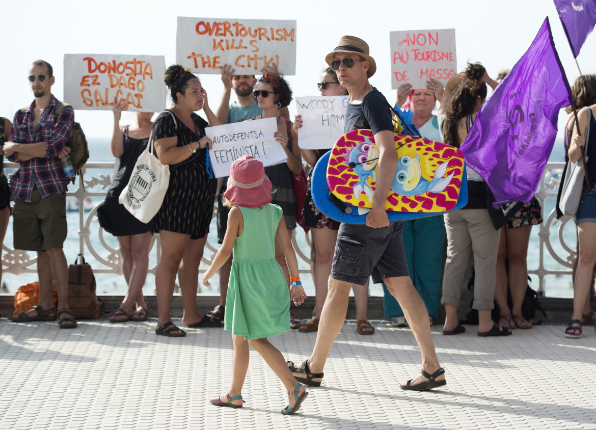 Una protesta contro l’over tourism nella basca San Sebastian