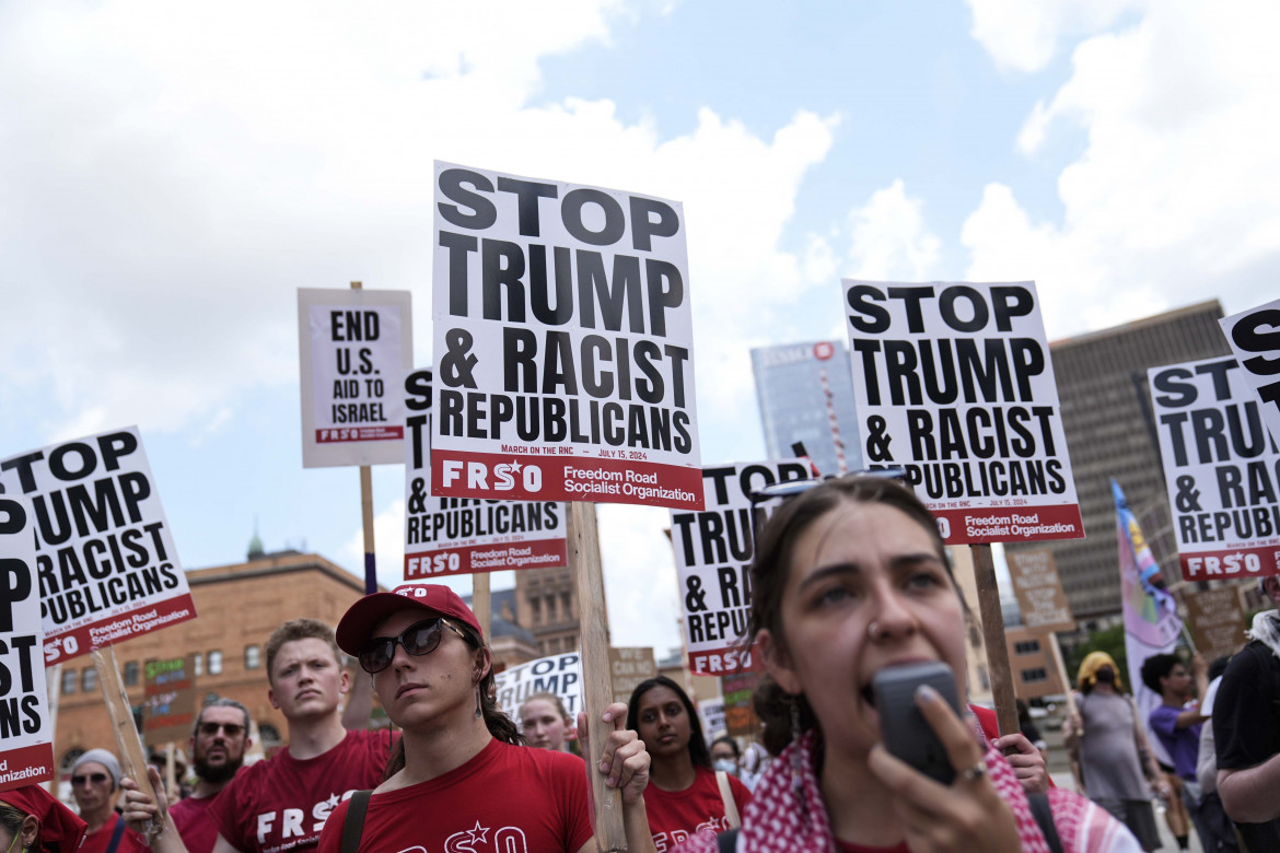 I manifestanti anti-trumpiani fuori dalla convention del Gop