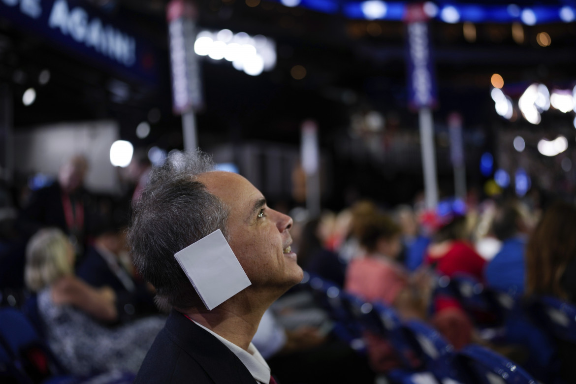 Il cerotto di Trump va di moda alla convention Gop Ap/Jae C. Hong