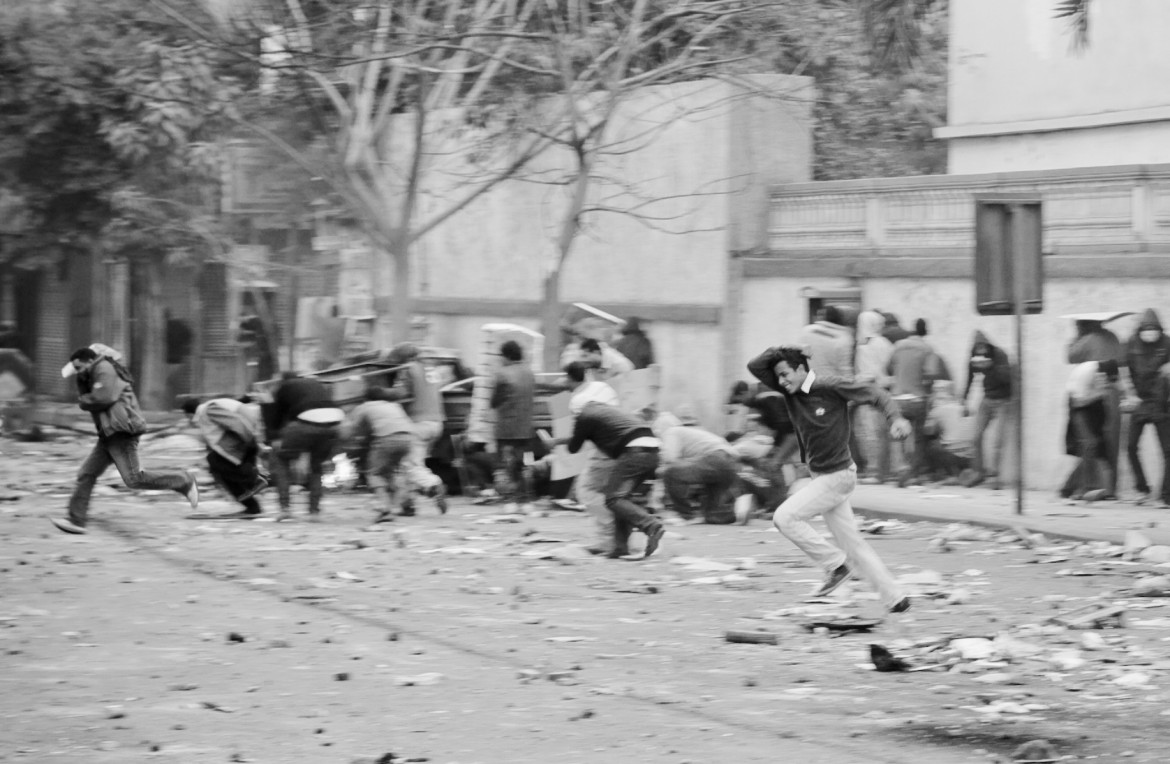 Il 29 gennaio 2011 i manifestanti marciano da piazza Tahrir verso il compound dei servizi a Lazoughly e tentano di assaltarlo. La polizia li ferma foto di Hossam el-Hamalawy