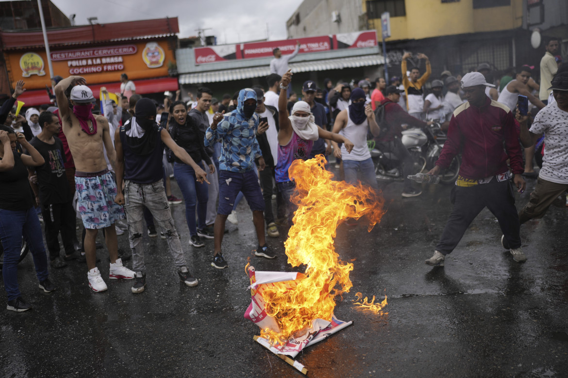 Venezuela, divampa la protesta. Maduro: «Tentativo di golpe»