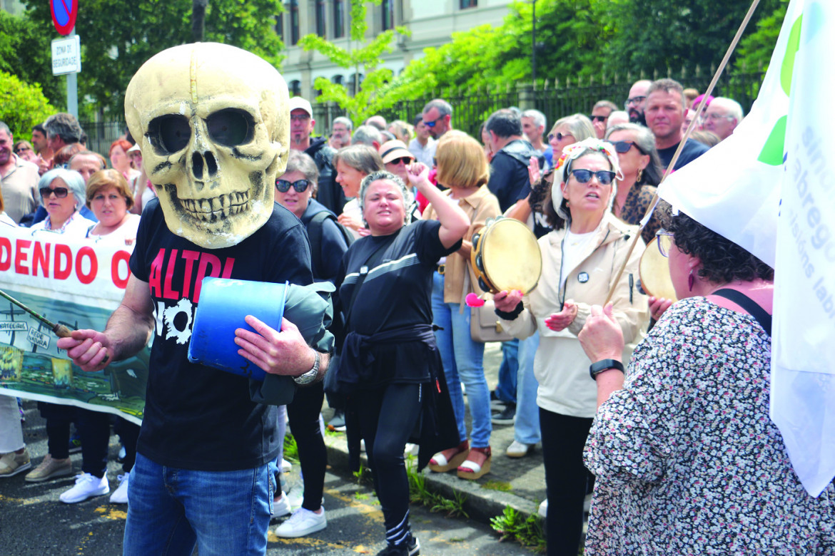 Una recente protesta in Galizia contro la fabbrica di cellulosa foto dal Coordinamento Ulloa Viva