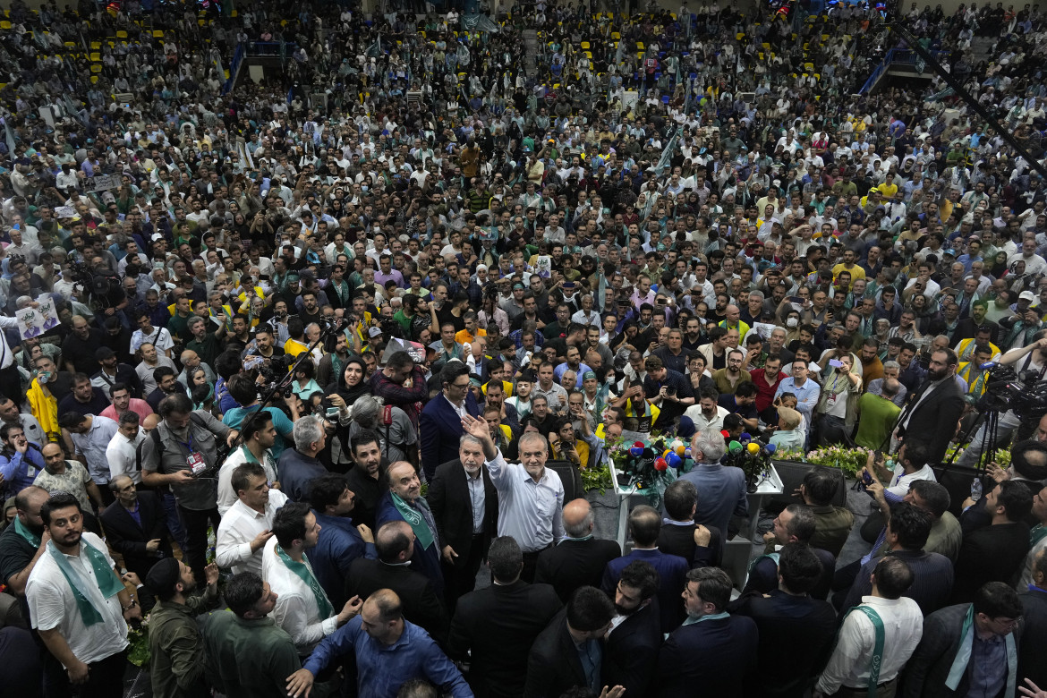 Massoud Pezeshkian in mezzo ai suoi sostenitori a Tehran durante la campagna elettorale per le presidenziali