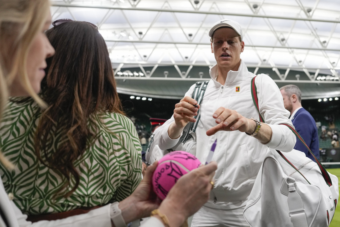 Jannik Sinner firma autografi a Wimbledon