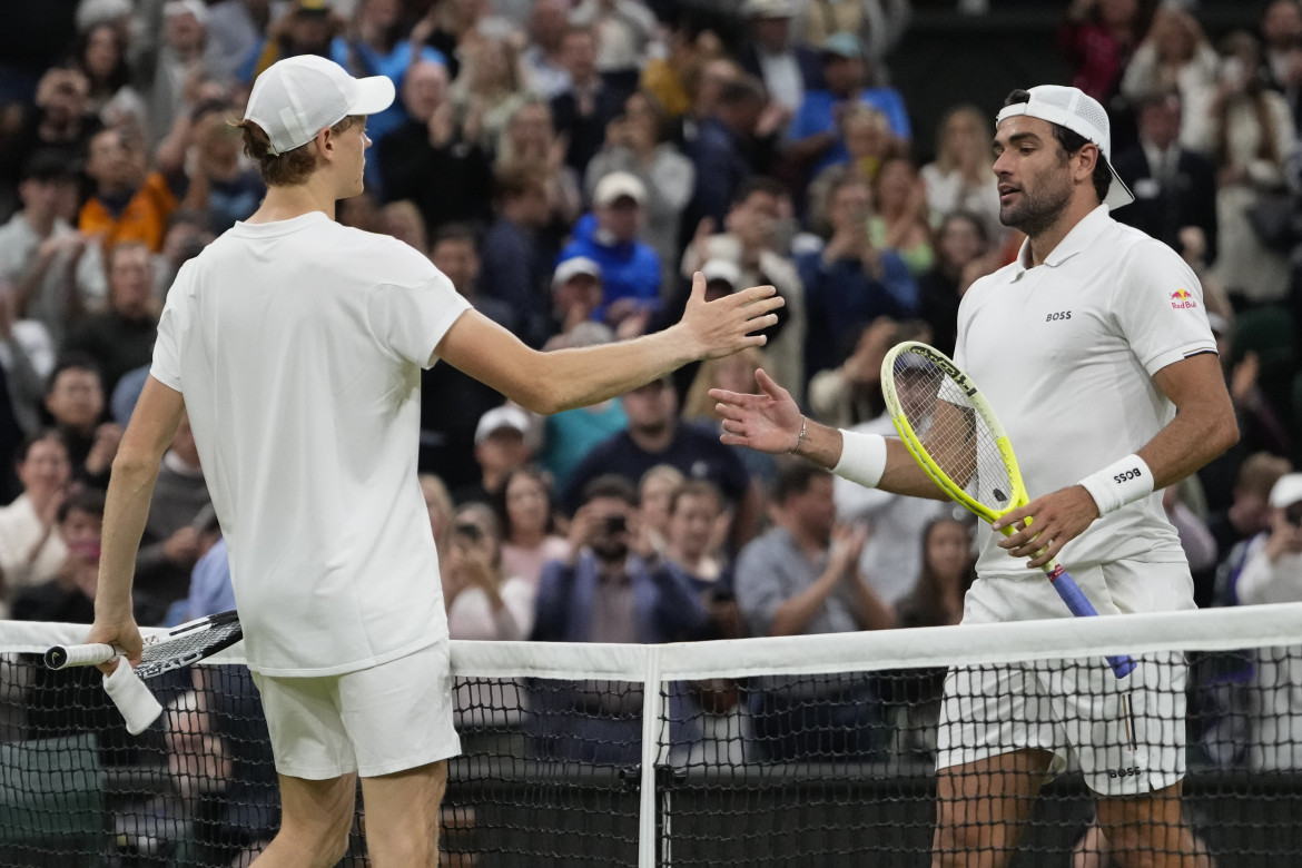 L'abbraccio a fine partita tra Jannik Sinner e Matteo Berrettini a Wimbledon 2024