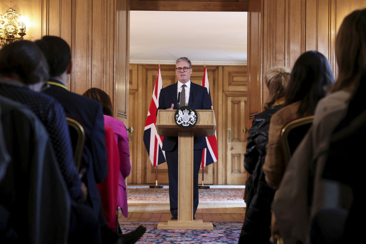 Keir Starmer dopo il primo consiglio dei ministri del governo laburista