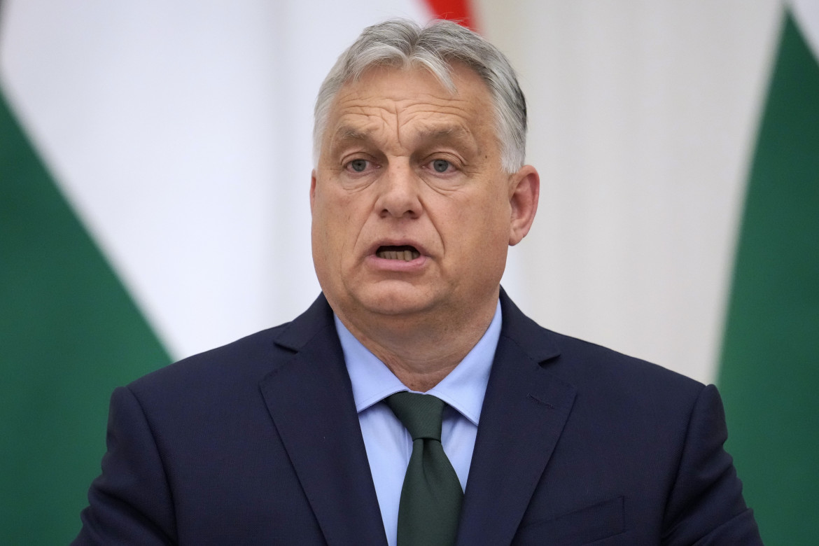 Orbán fa il giramondo da presidente di turno dell’Ue. Che lo sconfessa