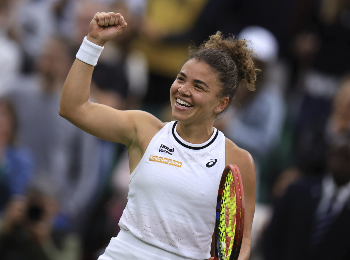 Jasmine Paolini esulta per la vittoria ai quarti di Wimbledon 2024 contro l'americana Emma Navarro