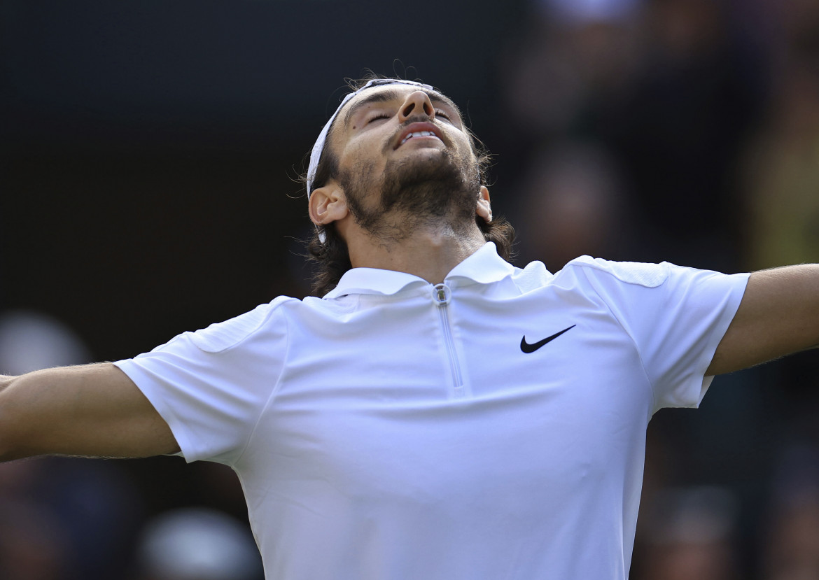 Lorenzo Musetti celebra la vittoria sull'americano Fritz Taylor a Wimbledon 2024