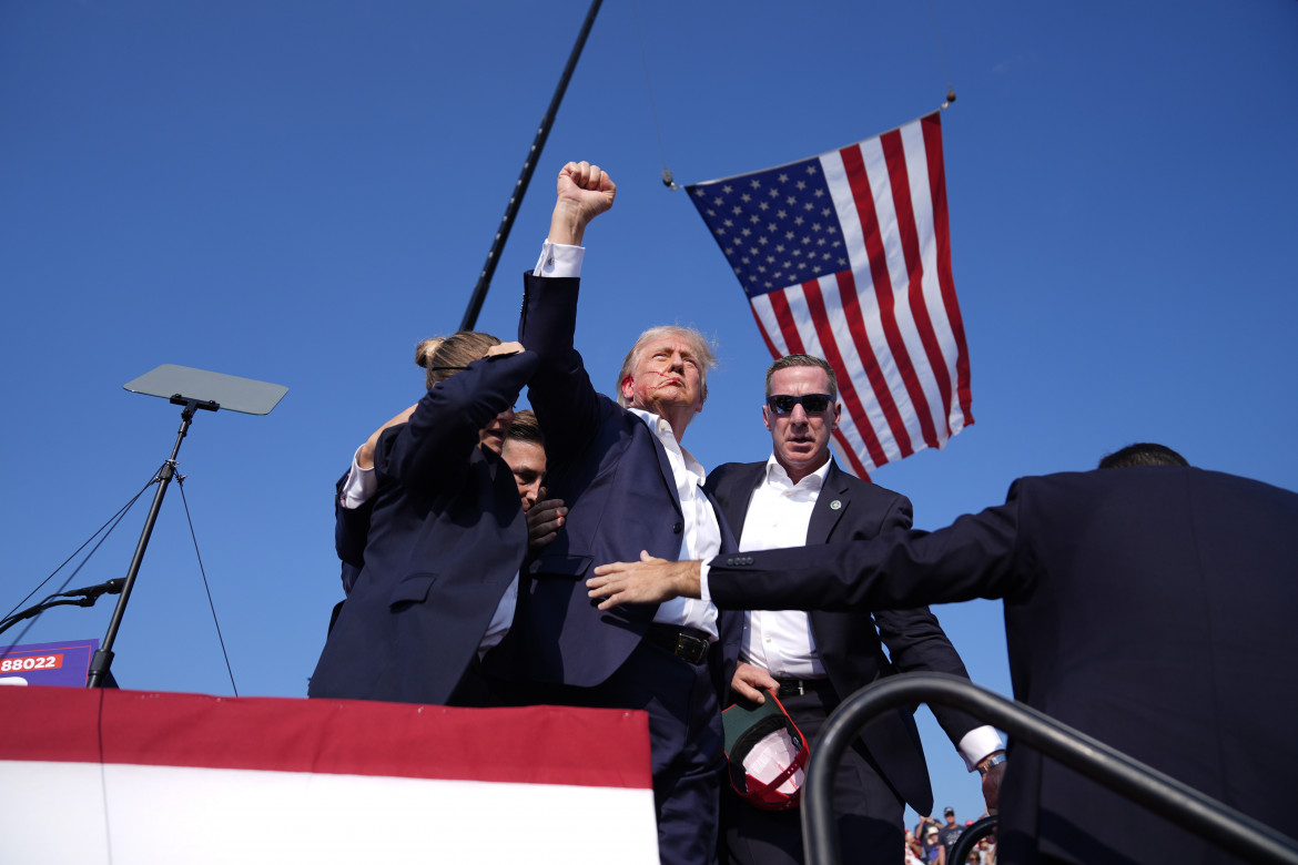 Donald Trump circondato dai servizi segreti lascia il palco dopo essere stato ferito da un'arma da fuoco