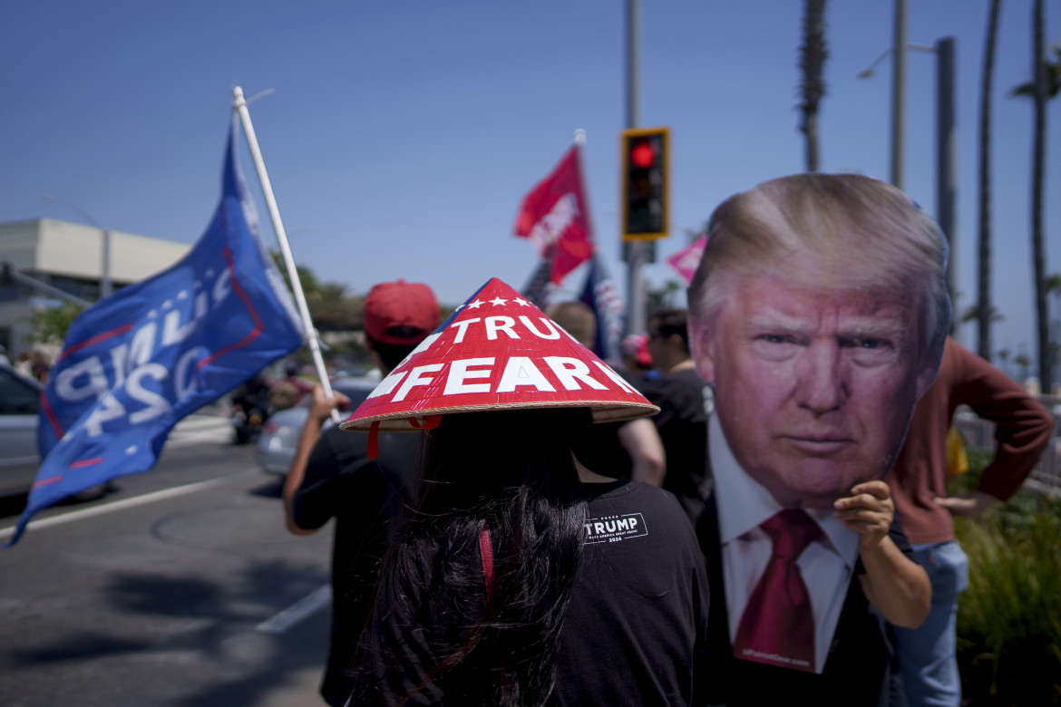 Sostenitori di Trump a Huntington Beach, California, domenica 14 luglio