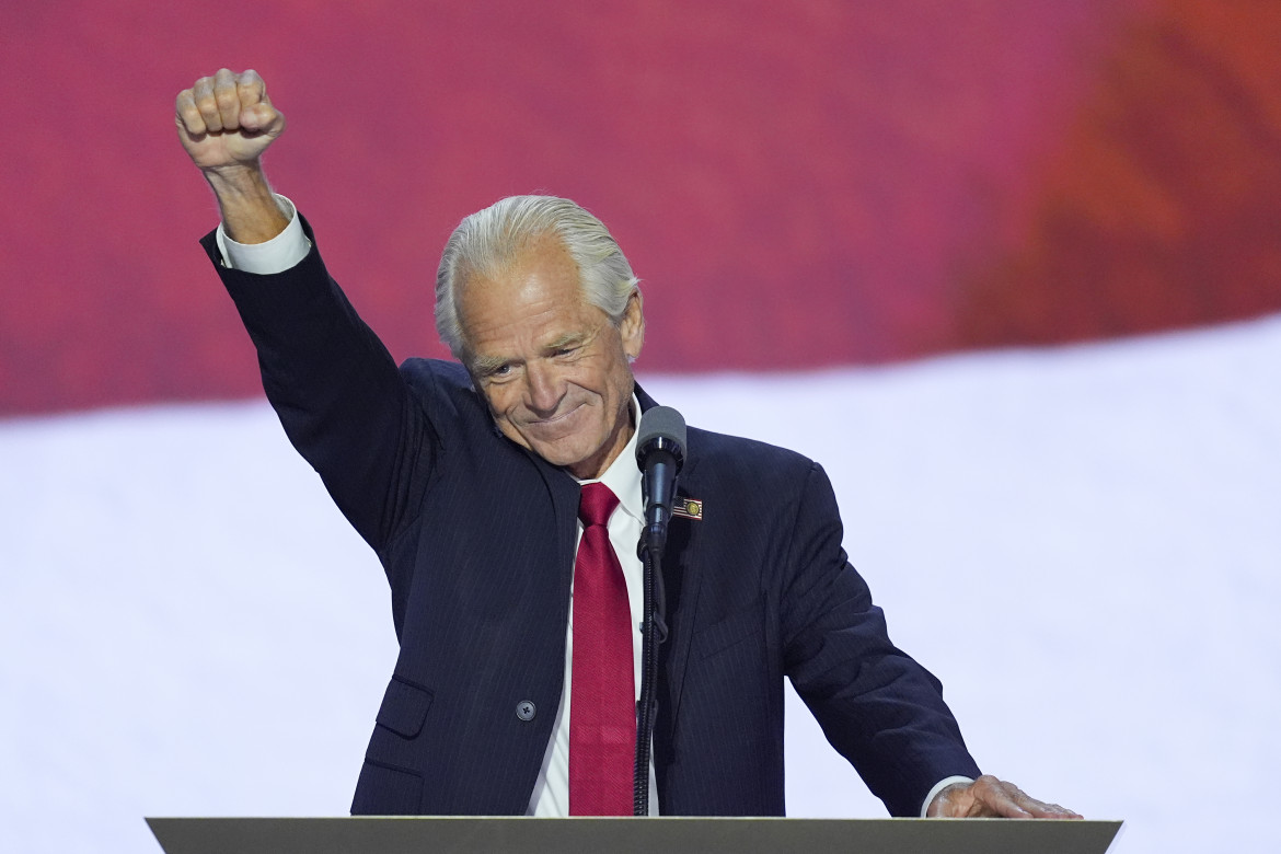 Peter Navarro alla convention repubblicana di Milwaukee il giorno dopo essere uscito dal carcere per oltraggio al Congresso nelle indagini sul 6 gennaio