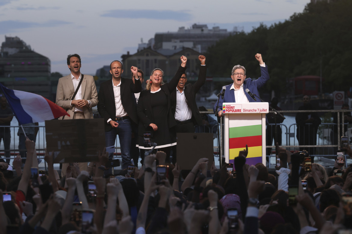 La gioia al quartier generale de La France Insoumise. A destra, Jean-Luc Melenchon (Foto AP/Thomas Padilla)