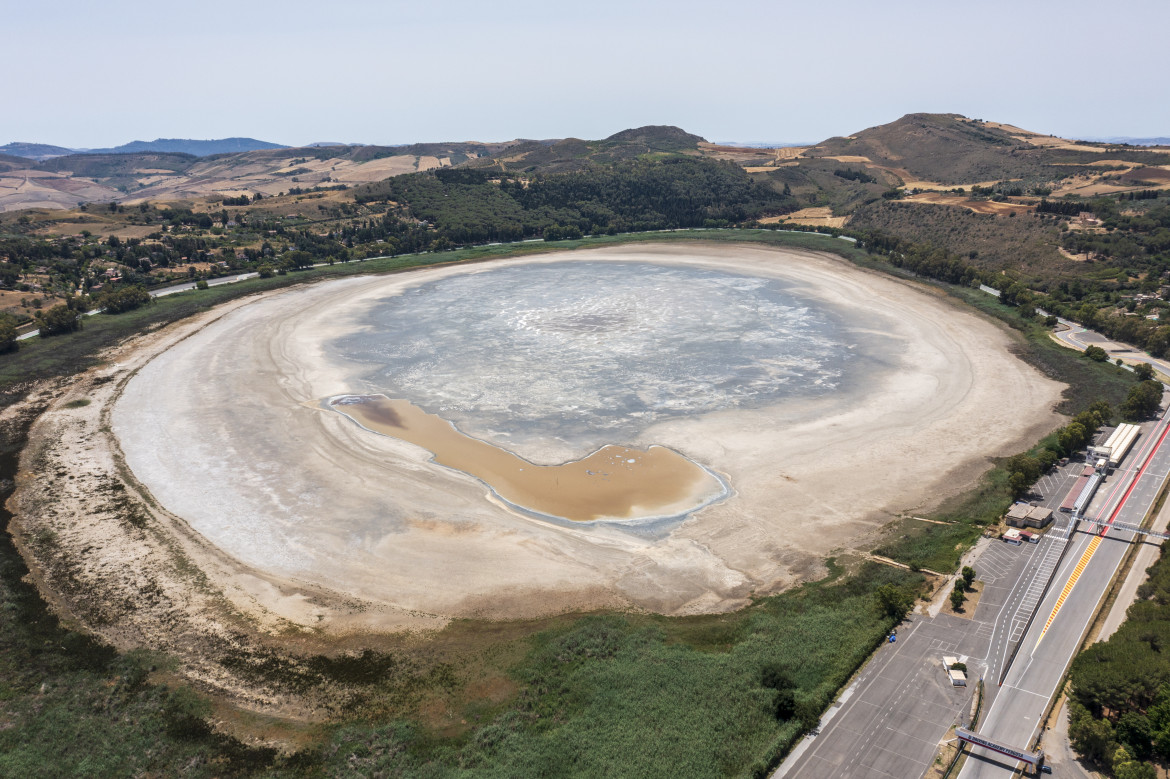 Veduta aerea del Lago di Pergusa, l'unico lago naturale della Sicilia, ormai quasi prosciugato foto Getty Images