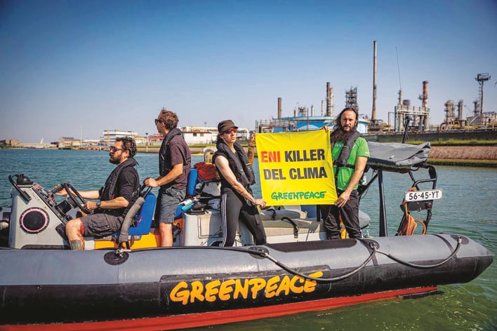 Azione di Greepeace contro Eni a Porto Marghera (10 maggio 2022) - Foto Ufficio Stampa Greenpeace/LaPresse