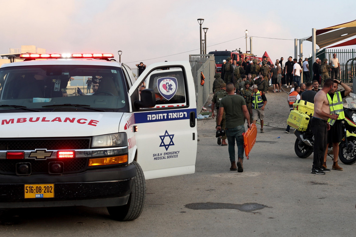 Ambulanze e polizia a Majd al-Shmas dopo l'attacco di ieri (foto: Epa/Atef Safadi)