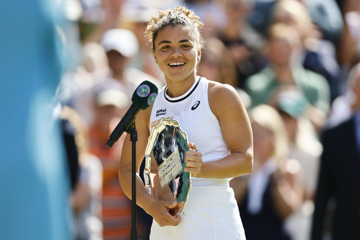 Jasmine Paolini durante la premiazione al termine della finale di Wimbledon TOLGA AKMEN/EPA