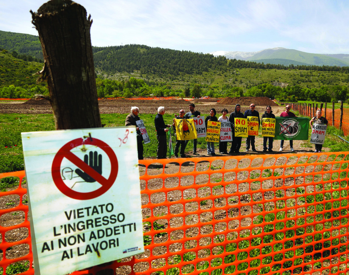 Sulmona, una protesta di cittadini nell’area del cantiere in cui è prevista la centrale a gas della Snam foto Archivio Comitati