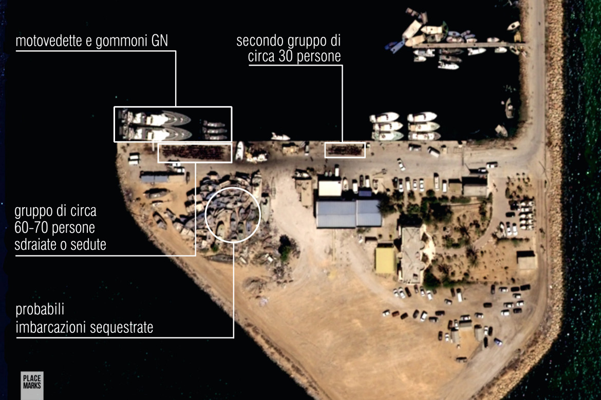 Il porto di Sfax la mattina del 6 aprile: i migranti detenuti e le imbarcazioni della Guardia costiera (foto Placemarks)