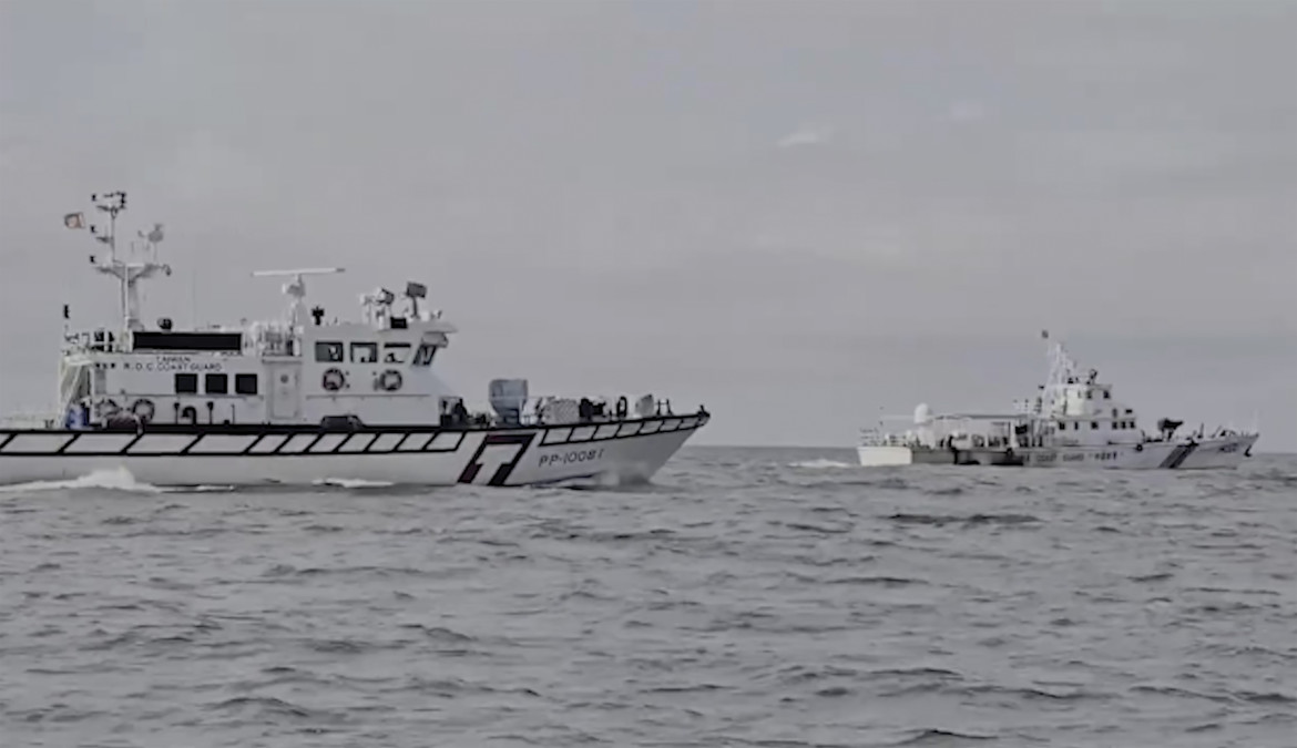 Una nave della guardia costiera taiwanese e una cinese vicino Kinmen County, Taiwan