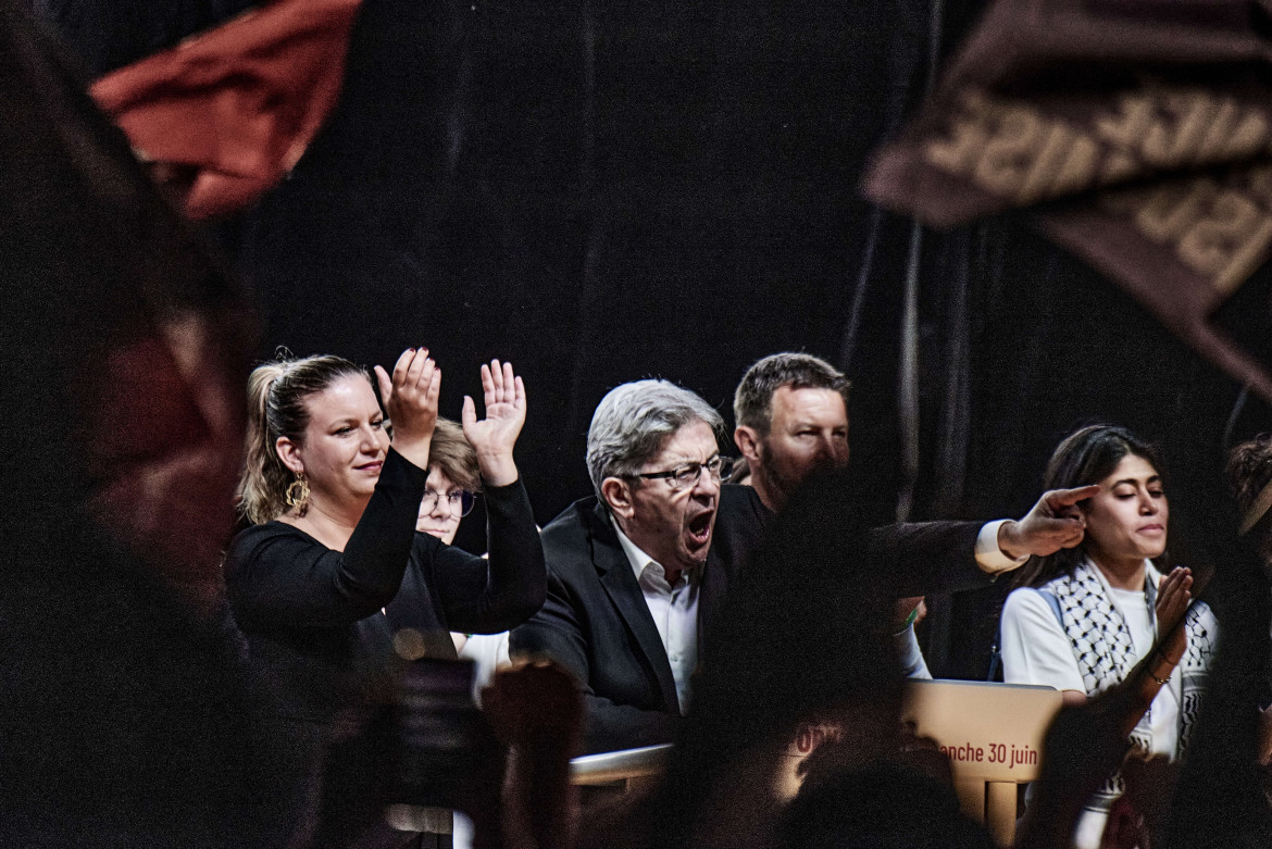 Il comizio di Jean-Luc Mélenchon la notte elettorale in Place de la Republique a Parigi