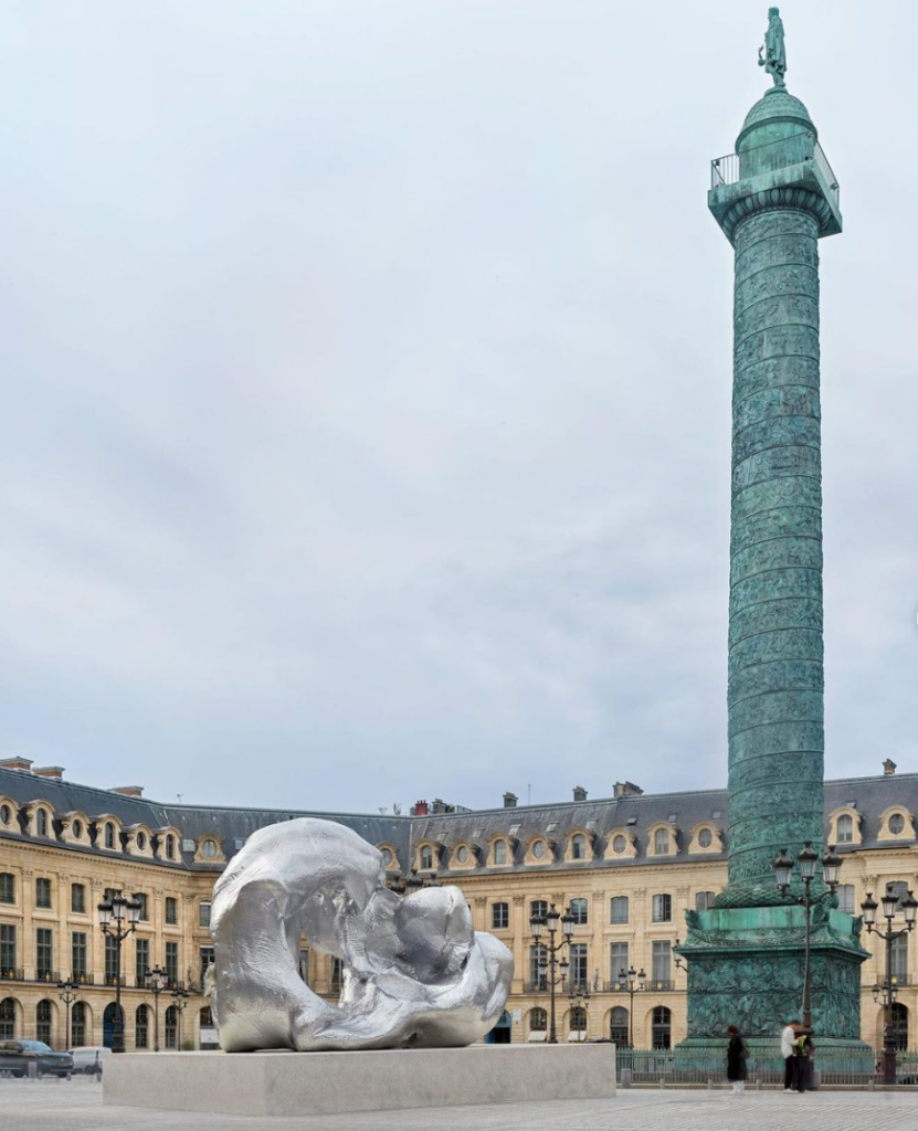 Urs Fisher, l’onda a place Vendôme