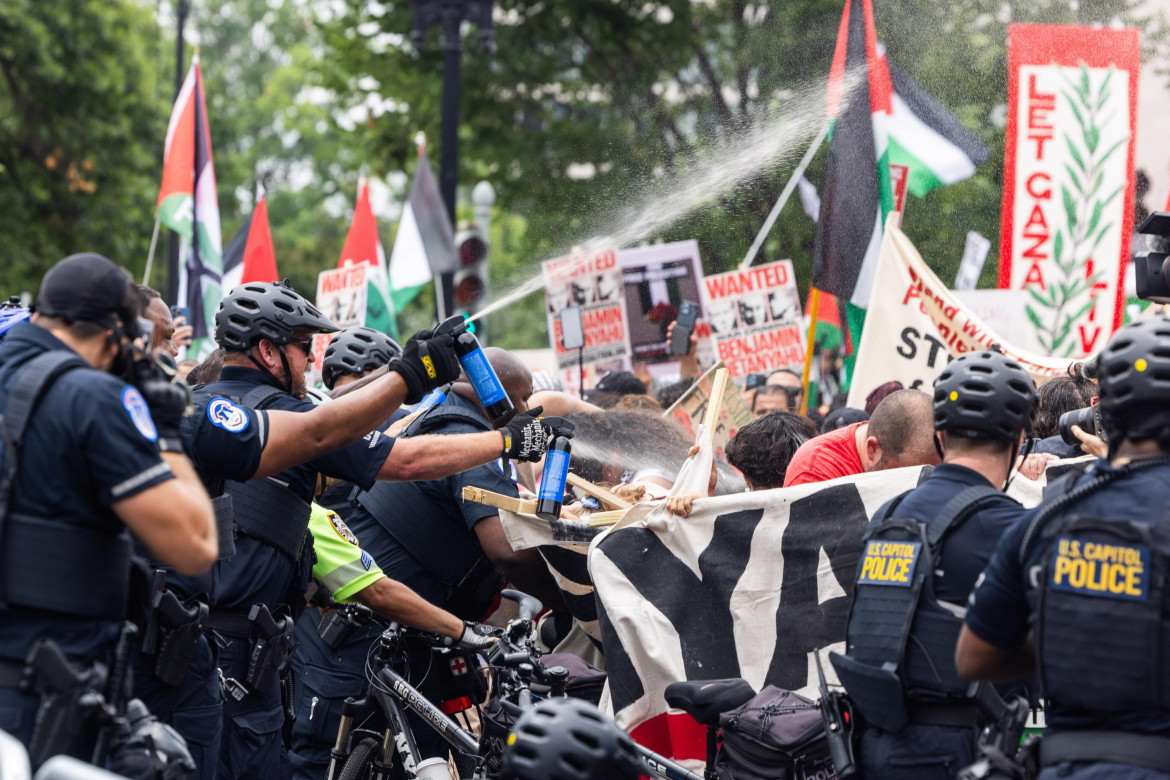 Netanyahu al Congresso tra defezioni e proteste: «Criminale di guerra»