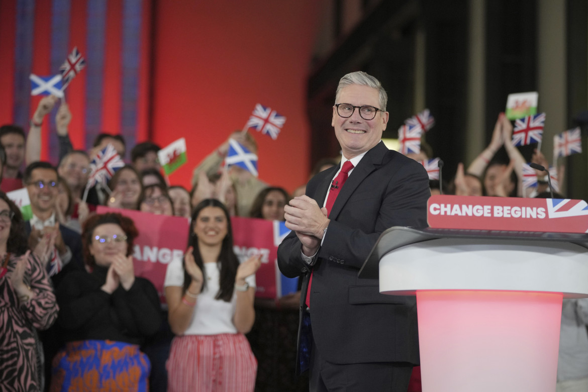 La vittoria rosa di Starmer cavalca la disfatta Tory