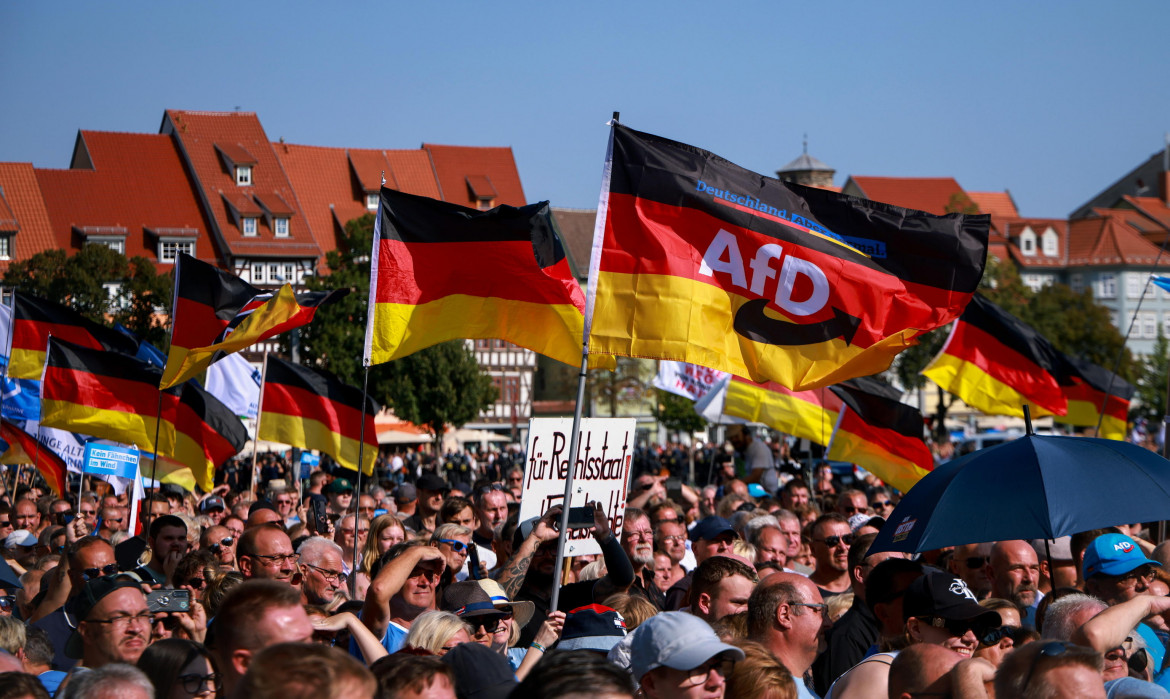 I sostenitori del partito di estrema destra AfD durante il discorso di Bjorn Höcke a Erfurt foto Ansa